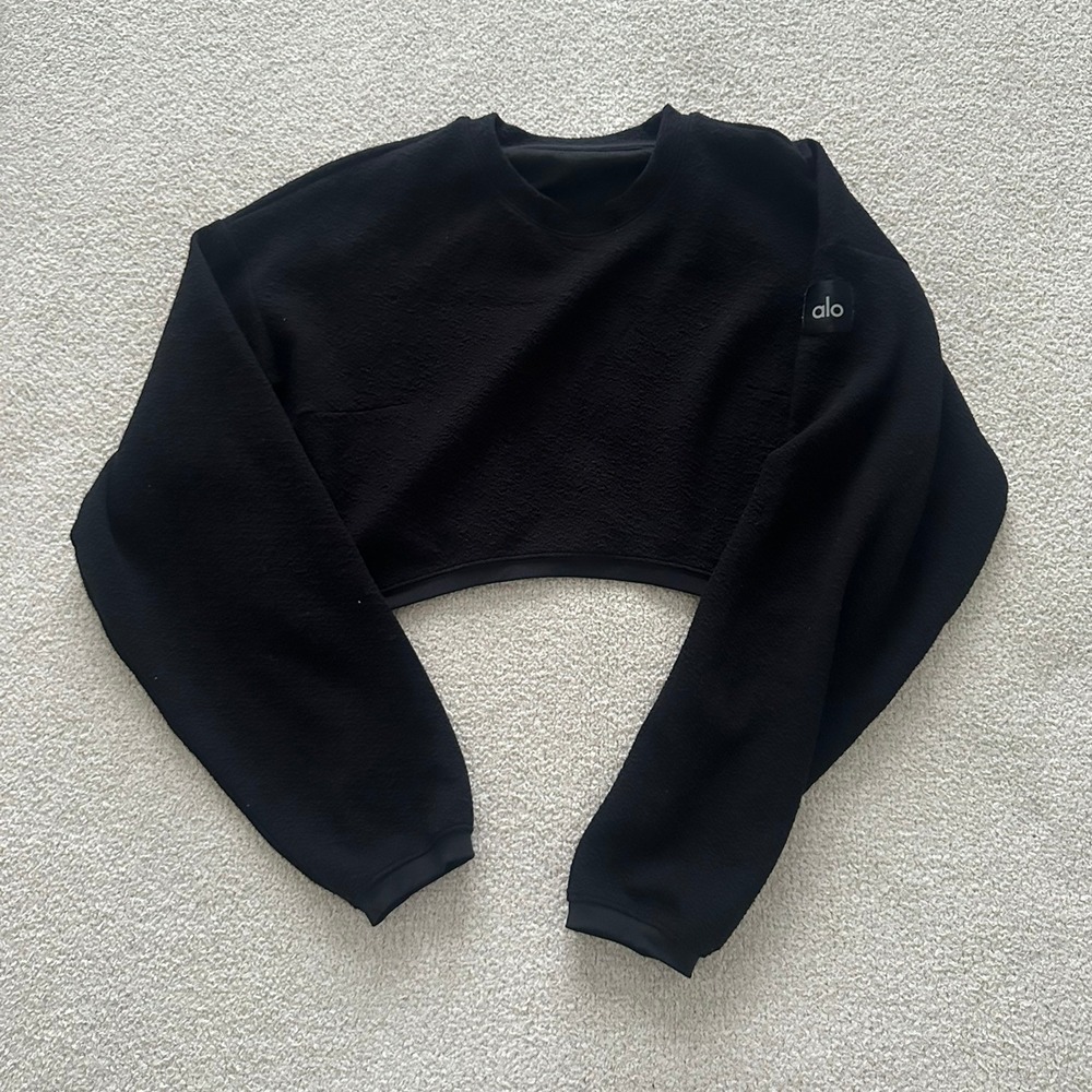 Alo Women's Cropped Pullover size small in Black